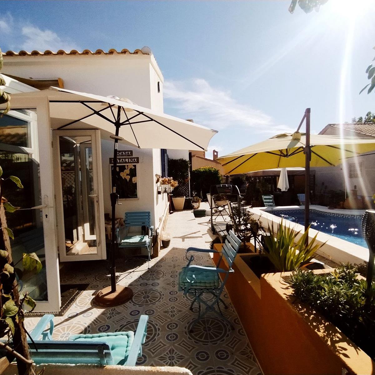 EINZIGARTIGE VILLA IN ORIHUELA COSTA MIT PRIVATEM POOL, GARTEN UND AUSSENKÜCHE