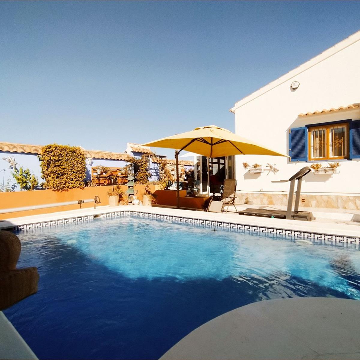 VILLA UNIQUE À ORIHUELA COSTA AVEC PISCINE PRIVÉE, JARDIN ET CUISINE EXTÉRIEURE