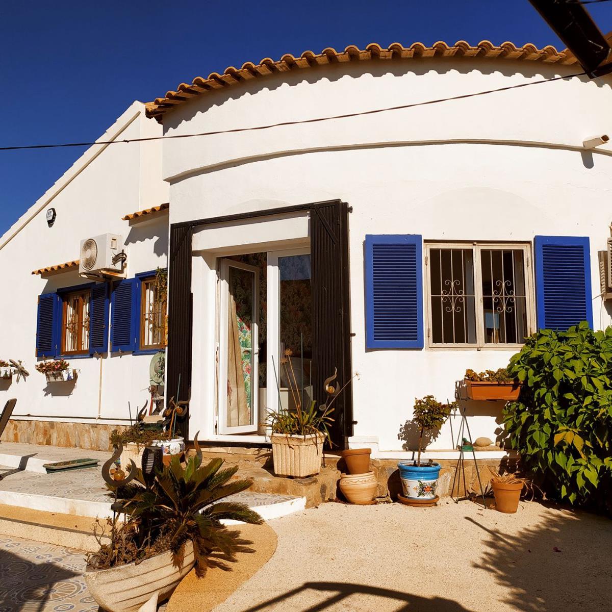 VILLA UNICA A ORIHUELA COSTA CON PISCINA PRIVATA, GIARDINO E CUCINA ALL'APERTO