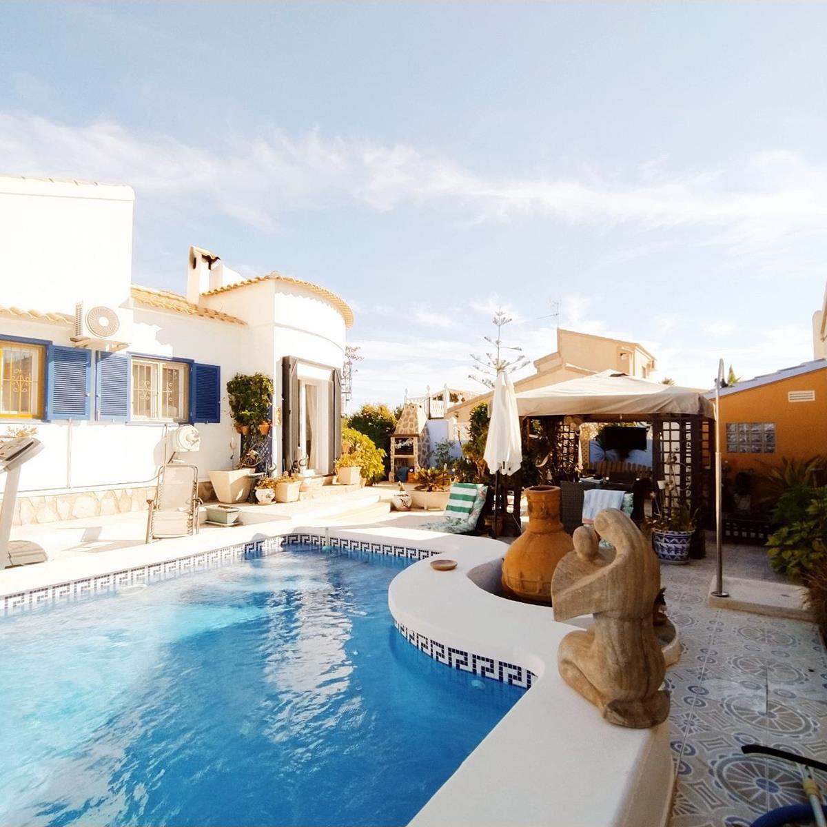 EINZIGARTIGE VILLA IN ORIHUELA COSTA MIT PRIVATEM POOL, GARTEN UND AUSSENKÜCHE