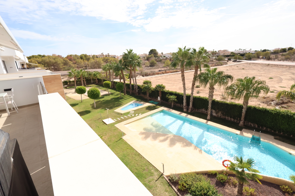 APPARTEMENT MODERNE DANS UN QUARTIER RÉSIDENTIEL EXCLUSIF AMANECER 3 AVEC GRANDE TERRASSE ET DEUX PLACES DE PARKING