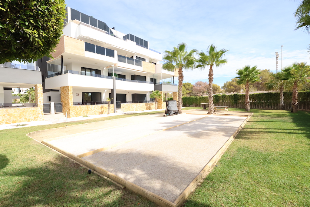 MODERN APARTMENT IN EXCLUSIVE RESIDENTIAL AMANECER 3 WITH LARGE TERRACE AND TWO PARKING SPACES