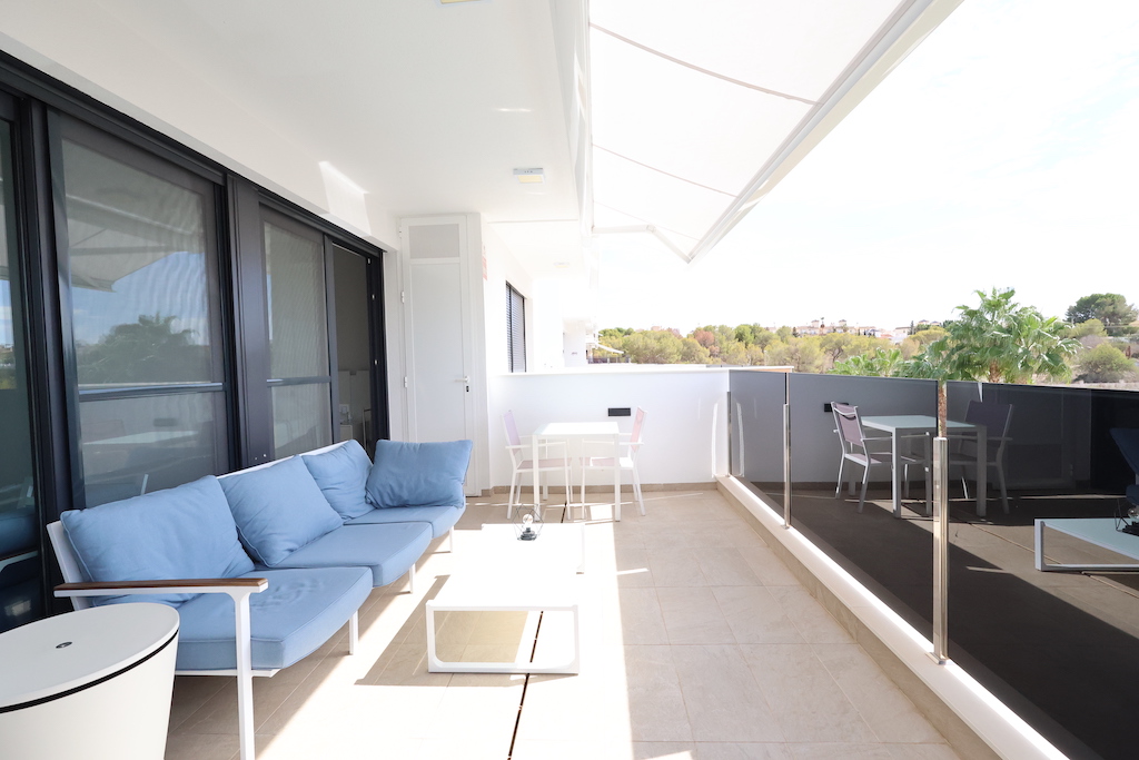 MODERN APARTMENT IN EXCLUSIVE RESIDENTIAL AMANECER 3 WITH LARGE TERRACE AND TWO PARKING SPACES