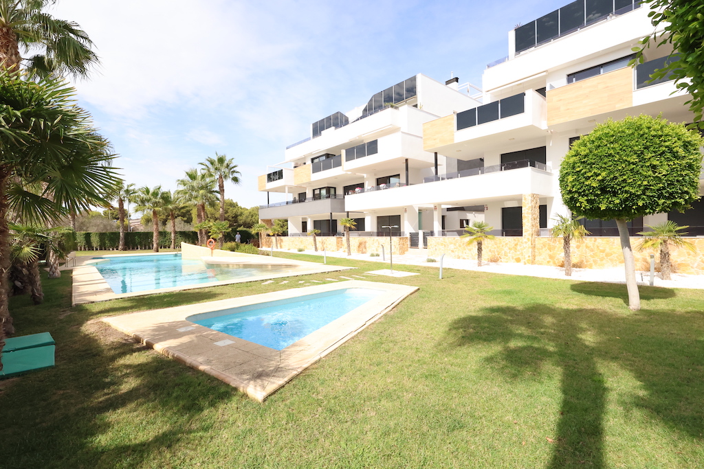 APPARTEMENT MODERNE DANS UN QUARTIER RÉSIDENTIEL EXCLUSIF AMANECER 3 AVEC GRANDE TERRASSE ET DEUX PLACES DE PARKING