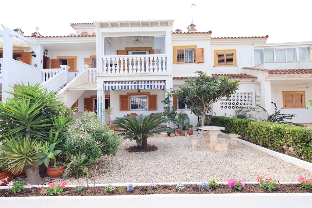 EXCLUSIVE GROUND FLOOR BUNGALOW 300 METERS FROM THE SEA WITH PRIVATE GARDEN AND POOL