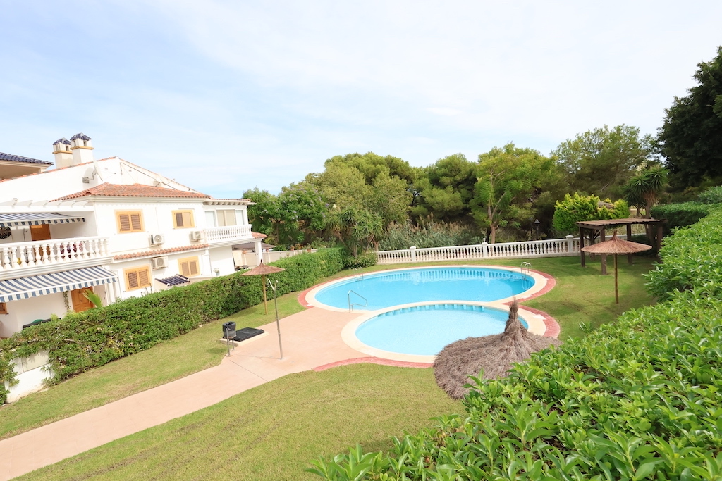 EKSKLUSIV BUNGALOW I STUEETAGEN 300 METER FRA HAVET MED PRIVAT HAVE OG POOL