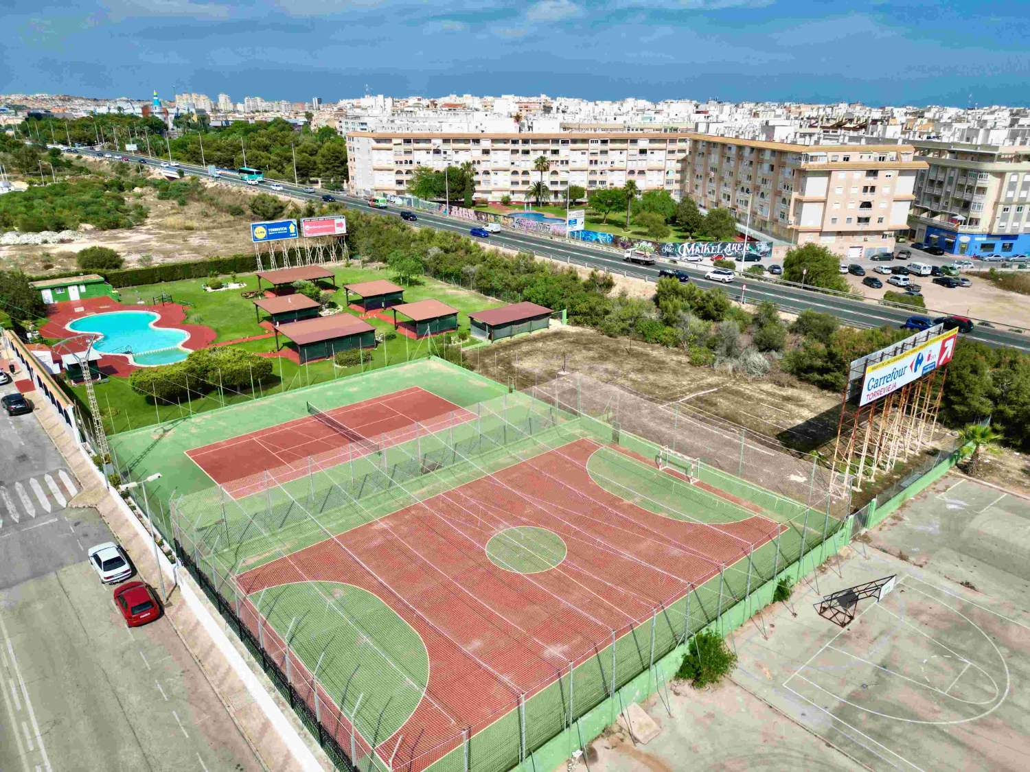 GEMÜTLICHE WOHNWOHNUNG MIT SWIMMINGPOOL, TENNIS- UND GRILLPLATZ