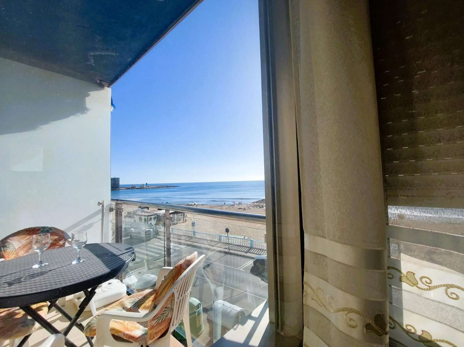 EXCLUSIVA OPORTUNIDAD EN 1ª LÍNEA DE LA PLAYA DE LOS LOCOS: DOS APARTAMENTOS CON VISTAS AL MAR, LICENCIA TURÍSTICA Y PISCINA