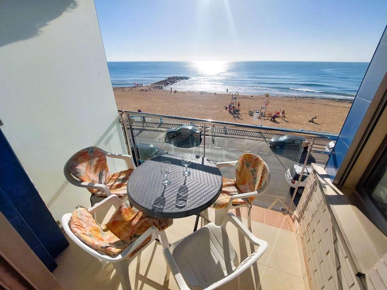 EXCLUSIEVE KANS OP DE 1E LIJN VAN HET STRAND VAN LOS LOCOS: TWEE APPARTEMENTEN MET UITZICHT OP ZEE, TOERISTENVERGUNNING EN ZWEMBAD