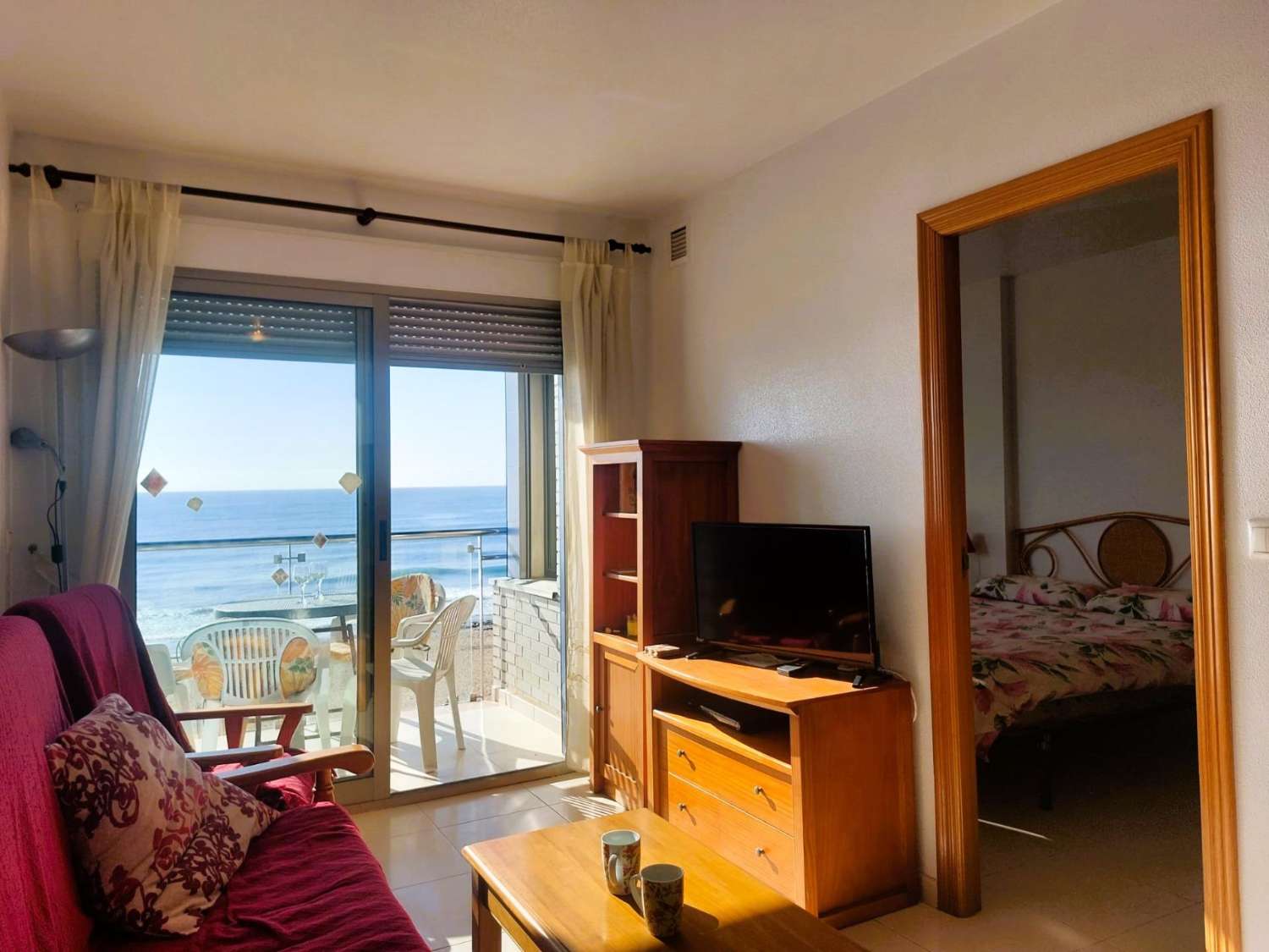 EXCLUSIVA OPORTUNIDAD EN 1ª LÍNEA DE LA PLAYA DE LOS LOCOS: DOS APARTAMENTOS CON VISTAS AL MAR, LICENCIA TURÍSTICA Y PISCINA