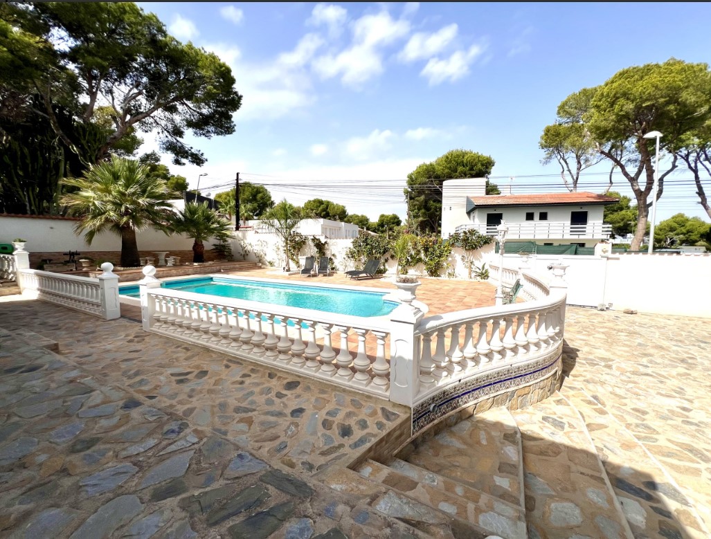 VILLA DE LUXE EXCLUSIVE À TORREVIEJA AVEC PISCINE PRIVÉE ET MAISON D’HÔTES À SEULEMENT 2,5 KM DE LA MER