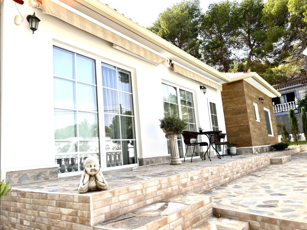 EXCLUSIVE LUXURY VILLA IN TORREVIEJA WITH PRIVATE POOL AND GUEST HOUSE JUST 2.5 KM FROM THE SEA