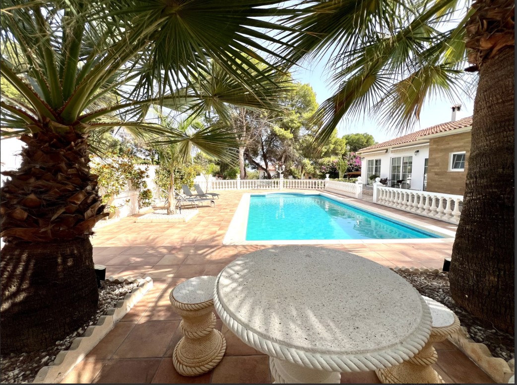 ESCLUSIVA VILLA DI LUSSO A TORREVIEJA CON PISCINA PRIVATA E GUEST HOUSE A SOLI 2,5 KM DAL MARE