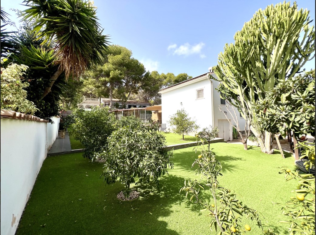 VILLA DE LUXE EXCLUSIVE À TORREVIEJA AVEC PISCINE PRIVÉE ET MAISON D’HÔTES À SEULEMENT 2,5 KM DE LA MER