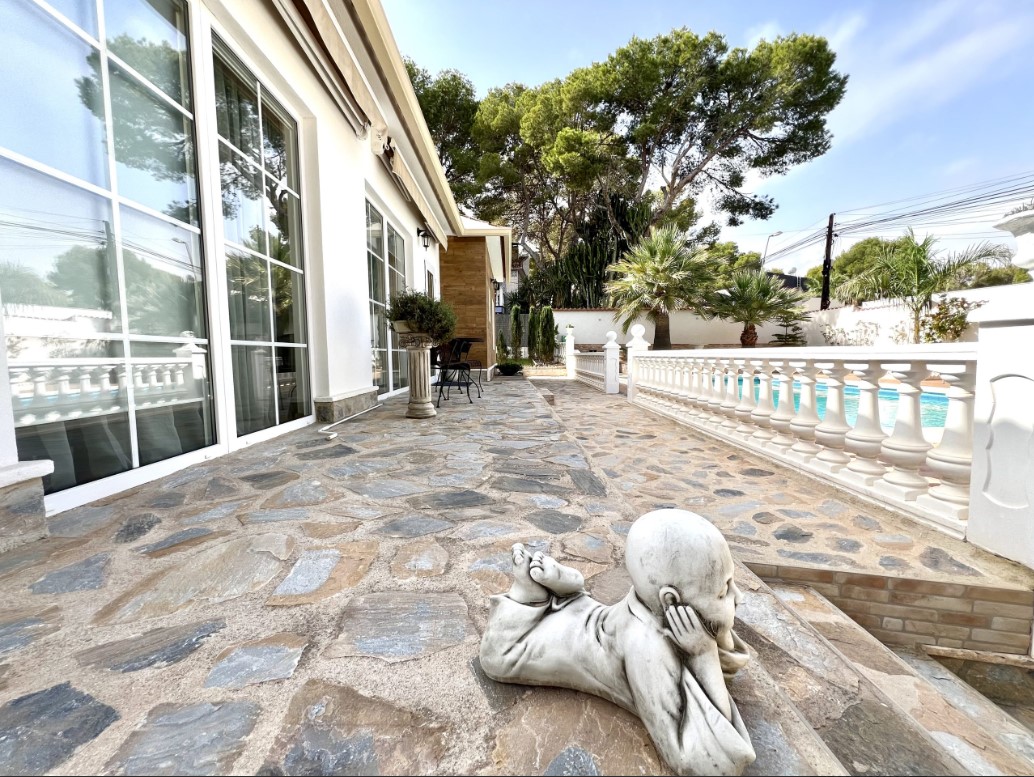 ESCLUSIVA VILLA DI LUSSO A TORREVIEJA CON PISCINA PRIVATA E GUEST HOUSE A SOLI 2,5 KM DAL MARE