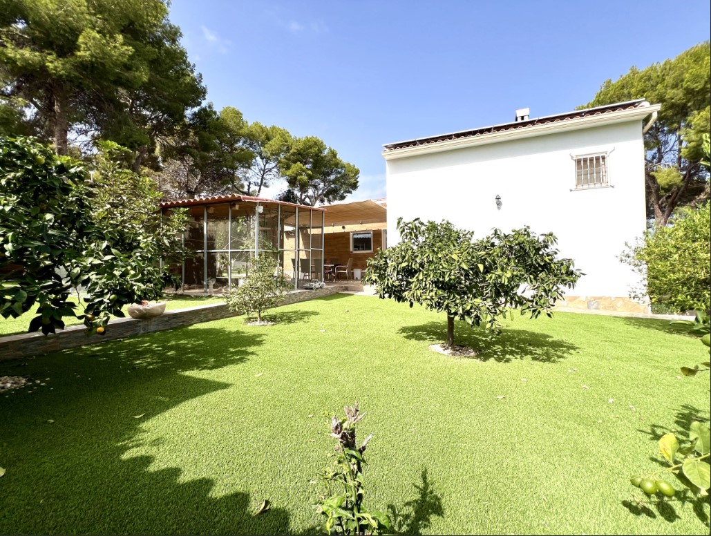 VILLA DE LUXE EXCLUSIVE À TORREVIEJA AVEC PISCINE PRIVÉE ET MAISON D’HÔTES À SEULEMENT 2,5 KM DE LA MER