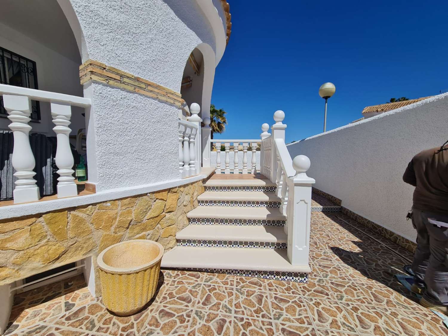 SPEKTAKULÄRE FREISTEHENDE VILLA MIT PRIVATEM POOL UND GROSSEM SOLARIUM IN BELLAVISTA MODELL IN GRAN ALACANT