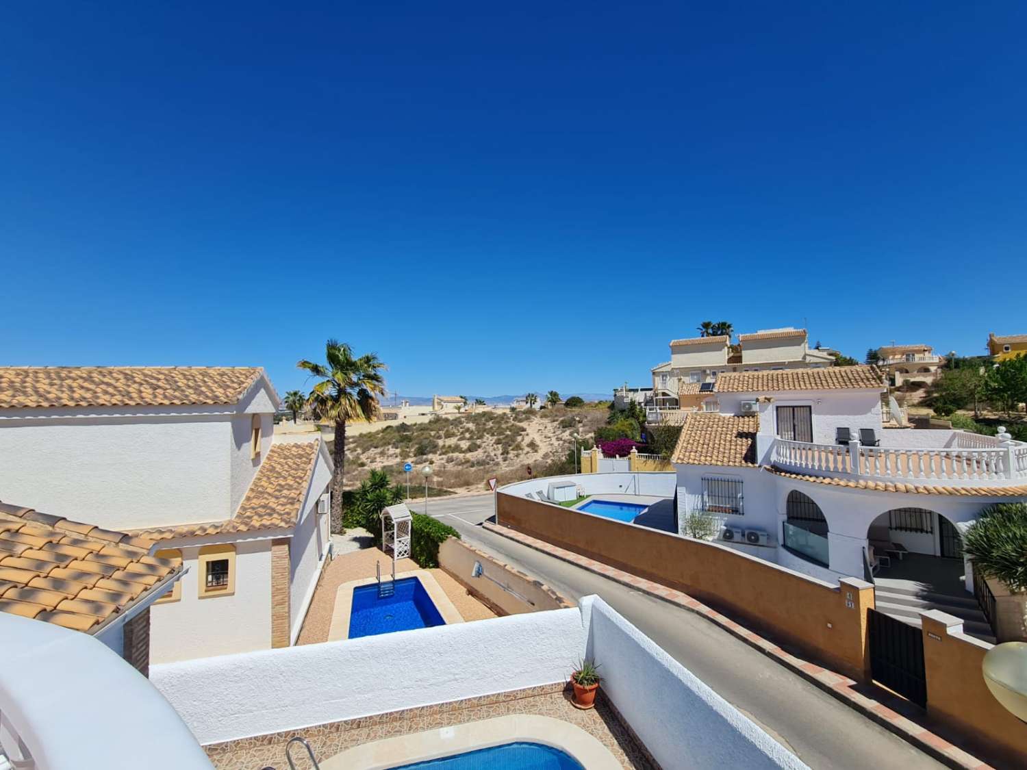 SPECTACULAIRE VILLA INDIVIDUELLE AVEC PISCINE PRIVÉE ET GRAND SOLARIUM À BELLAVISTA MODÈLE À GRAN ALACANT