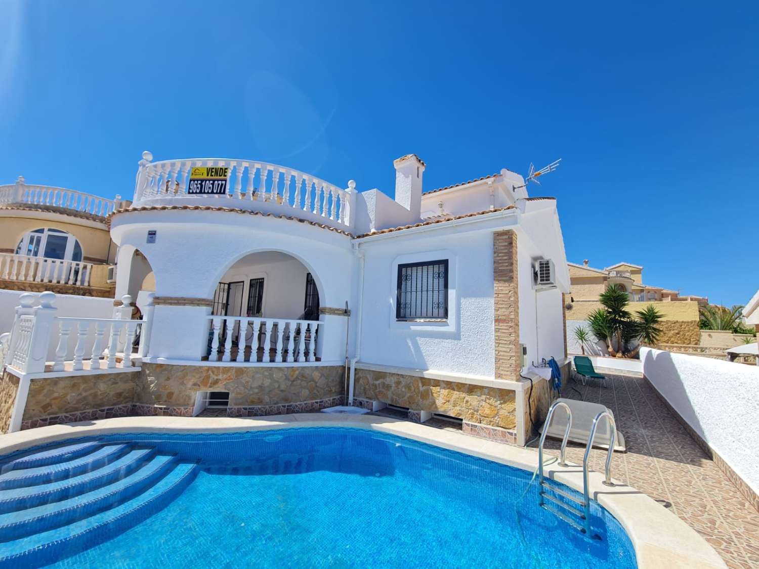 SPEKTAKULÄRE FREISTEHENDE VILLA MIT PRIVATEM POOL UND GROSSEM SOLARIUM IN BELLAVISTA MODELL IN GRAN ALACANT