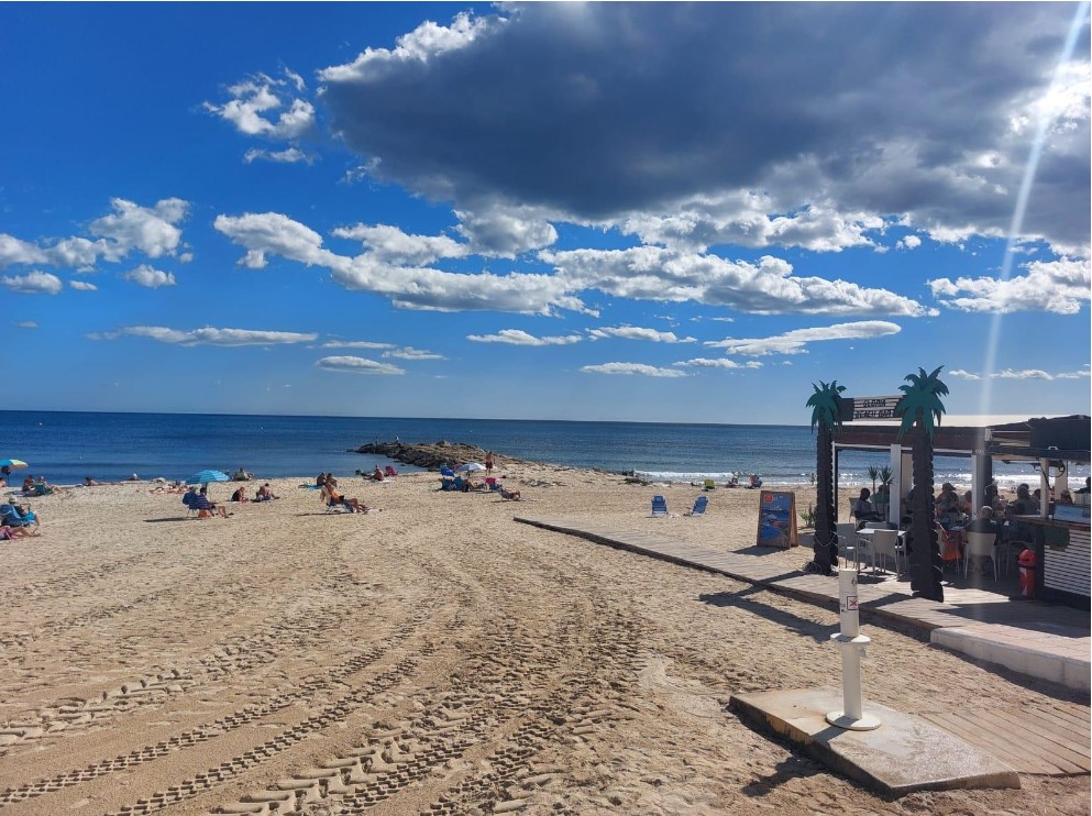 SPEKTAKULÄRE ERDGESCHOSSWOHNUNG MIT TERRASSE UND GARAGE MIT BLICK AUF DAS MEER IN PLAYA DE LOS LOCOS