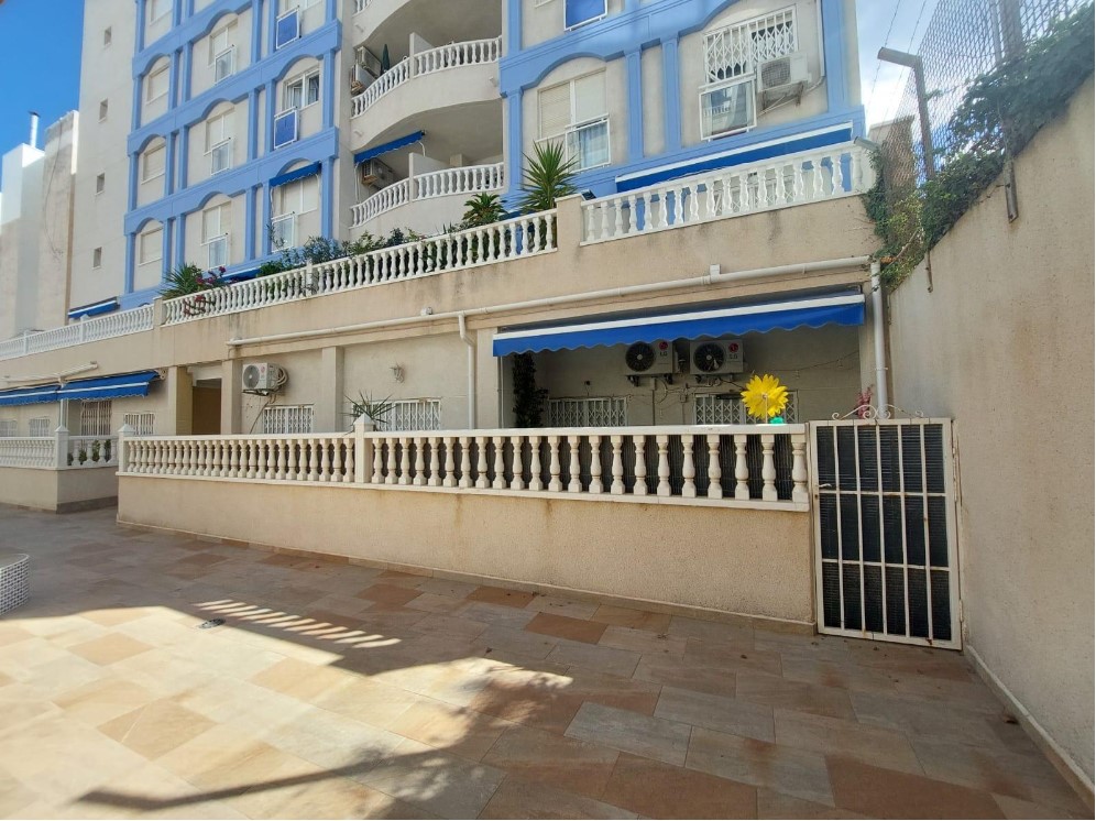 SPEKTAKULÄRE ERDGESCHOSSWOHNUNG MIT TERRASSE UND GARAGE MIT BLICK AUF DAS MEER IN PLAYA DE LOS LOCOS