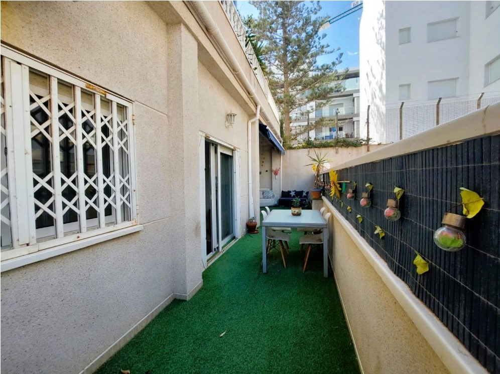 SPECTACULAIRE APPARTEMENT AU REZ-DE-CHAUSSÉE AVEC TERRASSE ET GARAGE FACE À LA MER À PLAYA DE LOS LOCOS