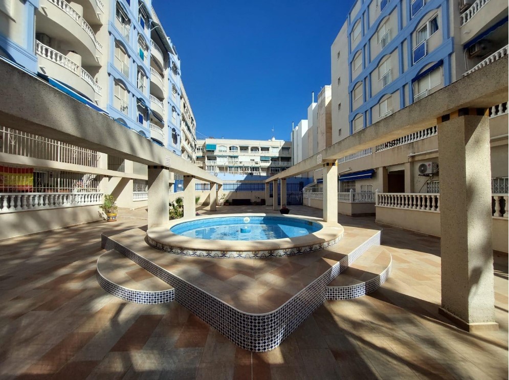 SPEKTAKULÄRE ERDGESCHOSSWOHNUNG MIT TERRASSE UND GARAGE MIT BLICK AUF DAS MEER IN PLAYA DE LOS LOCOS