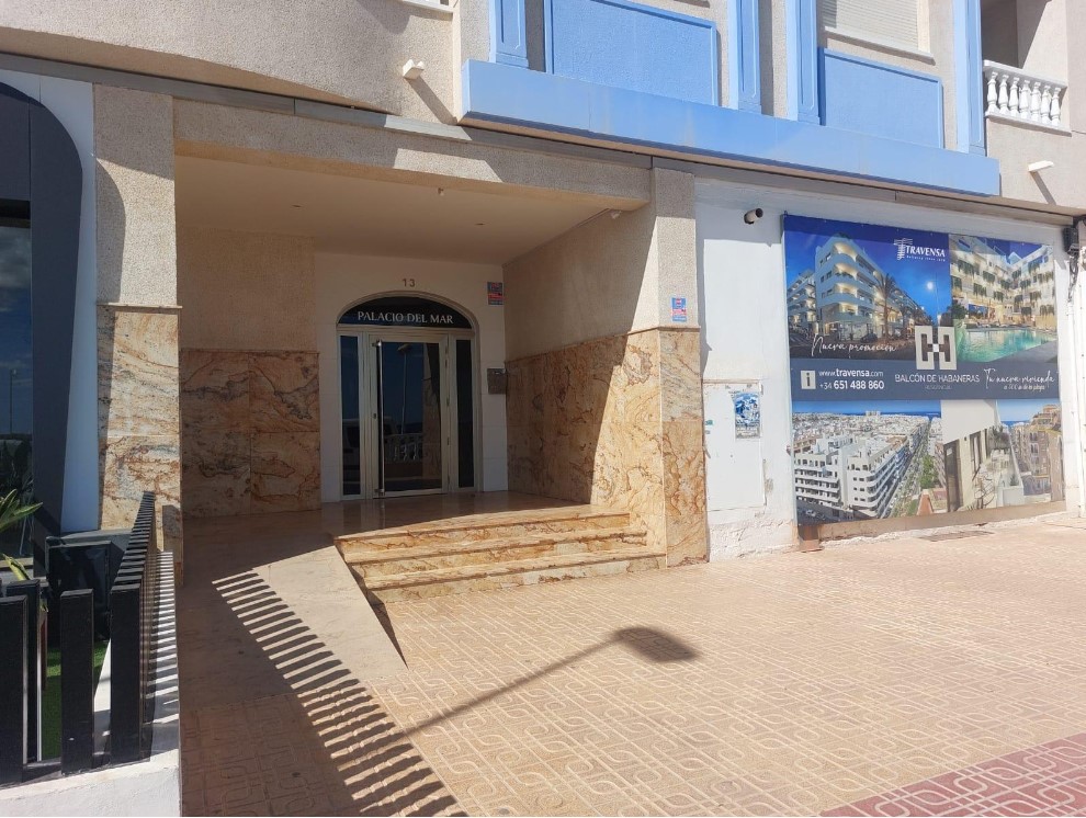 SPEKTAKULÄRE ERDGESCHOSSWOHNUNG MIT TERRASSE UND GARAGE MIT BLICK AUF DAS MEER IN PLAYA DE LOS LOCOS