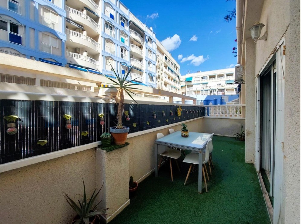 SPEKTAKULÄRE ERDGESCHOSSWOHNUNG MIT TERRASSE UND GARAGE MIT BLICK AUF DAS MEER IN PLAYA DE LOS LOCOS