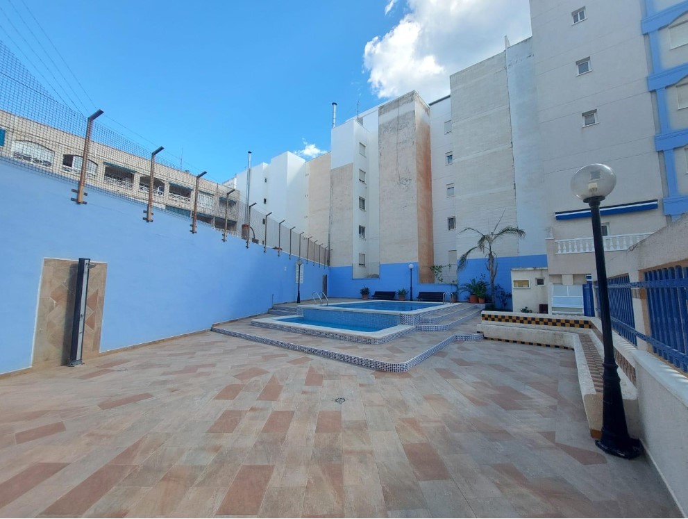 SPECTACULAIRE APPARTEMENT AU REZ-DE-CHAUSSÉE AVEC TERRASSE ET GARAGE FACE À LA MER À PLAYA DE LOS LOCOS