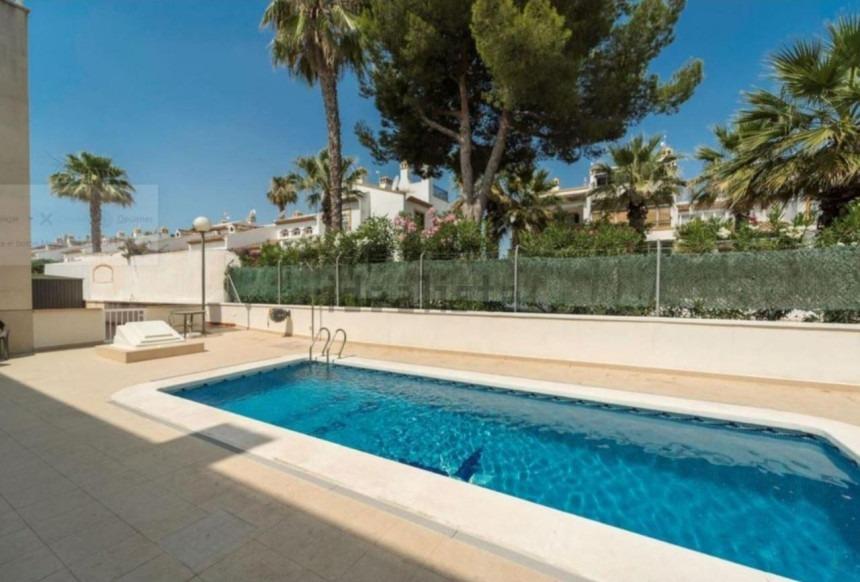 SPECTACULAIRE VILLA JUMELÉE D’ANGLE AVEC PISCINE ET SOLARIUM À VILLAMARTIN