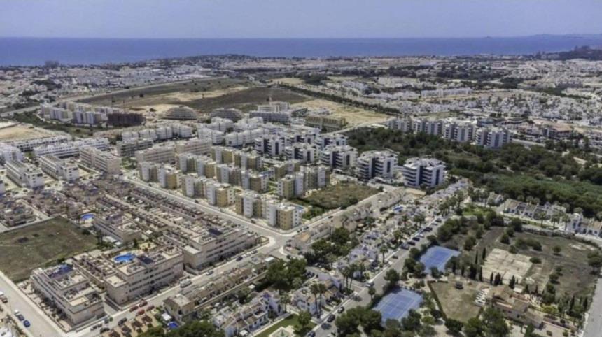 SPECTACULAIRE HOEK HALFVRIJSTAANDE VILLA MET ZWEMBAD EN SOLARIUM IN VILLAMARTIN