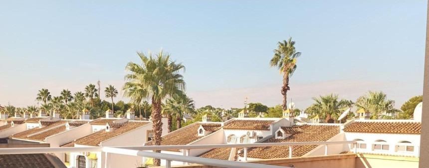 SPEKTAKULÄRE ECK-DOPPELHAUSHÄLFTE MIT POOL UND SOLARIUM IN VILLAMARTIN