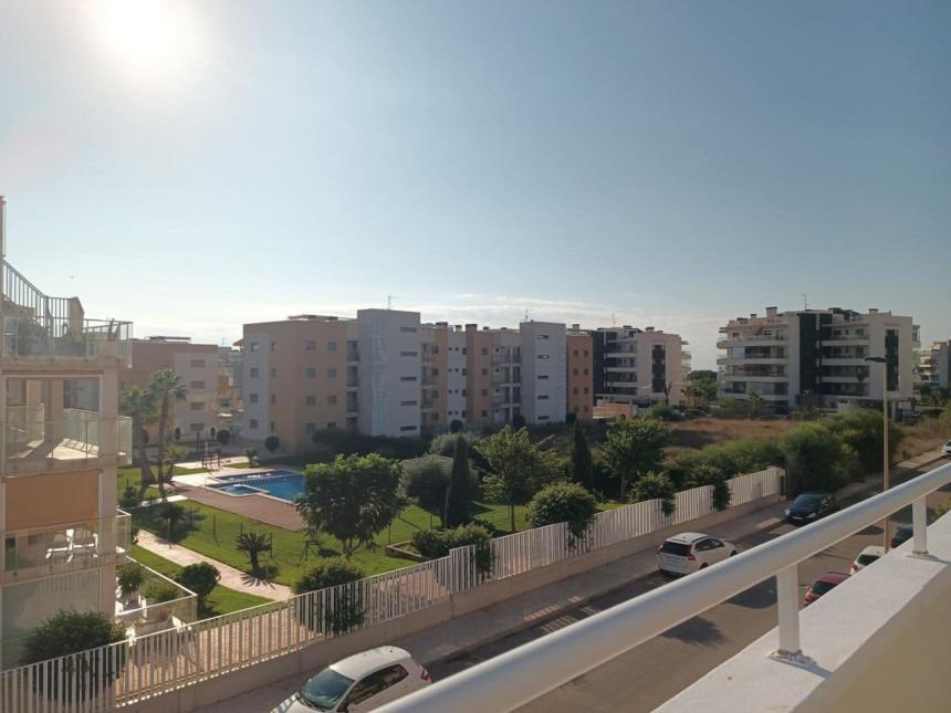 ¡ESPECTACULAR CHALET ADOSADO EN ESQUINA CON PISCINA Y SOLÁRIUM EN VILLAMARTIN