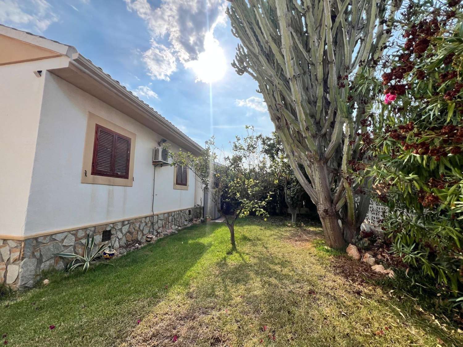 SPACIOUS VILLA IN ORIHUELA COSTA WITH LARGE PLOT AND CLOSE TO BEACHES AND GOLF COURSES