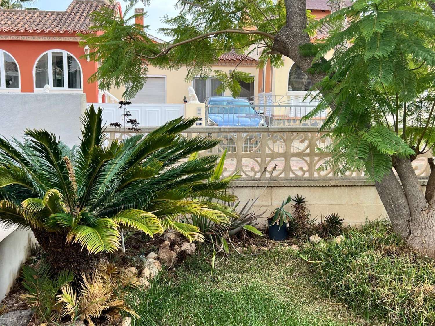 GERÄUMIGE VILLA IN ORIHUELA COSTA MIT GROSSEM GRUNDSTÜCK UND IN DER NÄHE VON STRÄNDEN UND GOLFPLÄTZEN