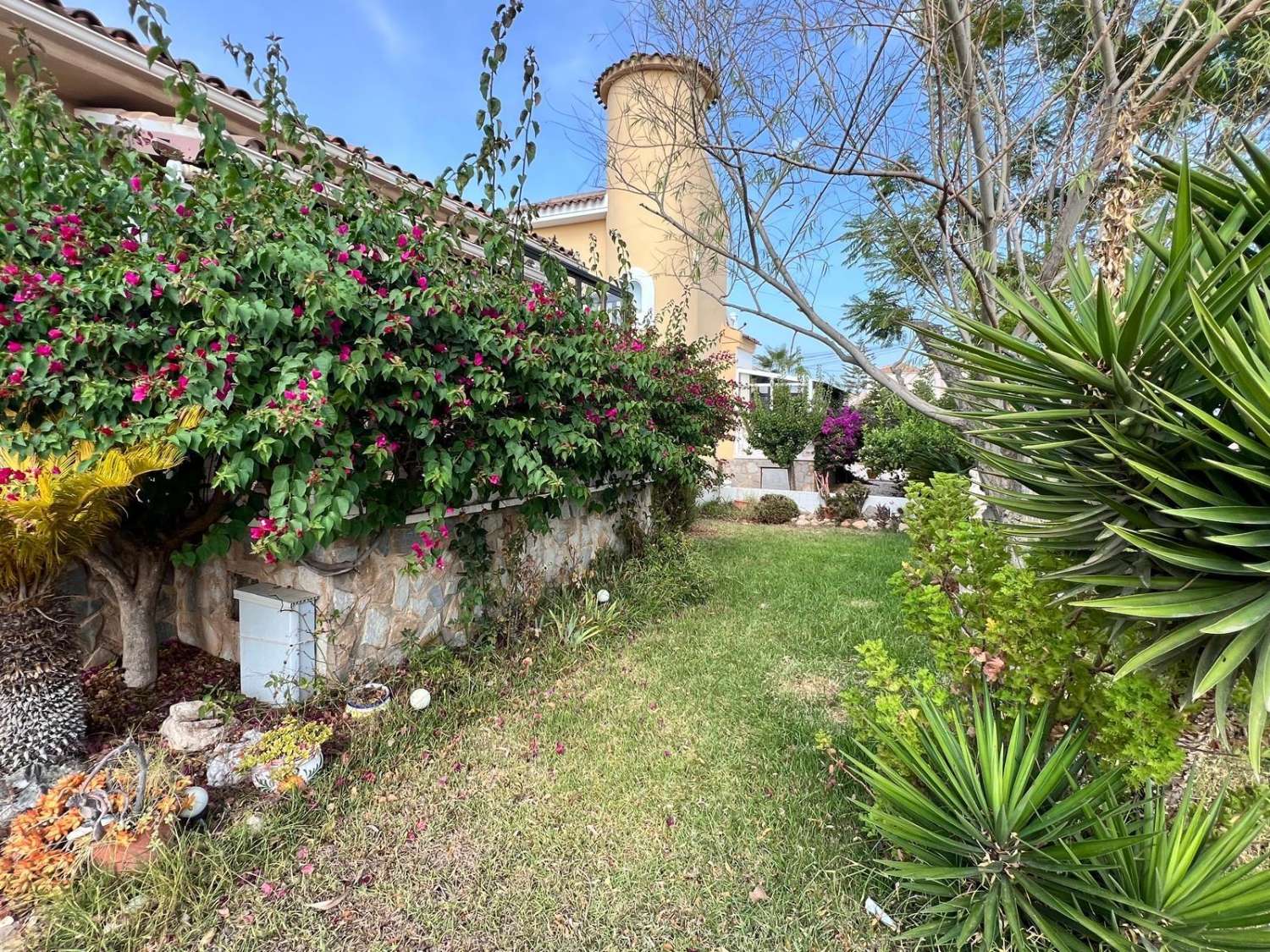 SPACIOUS VILLA IN ORIHUELA COSTA WITH LARGE PLOT AND CLOSE TO BEACHES AND GOLF COURSES