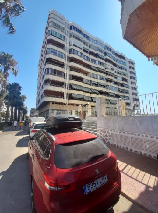 STORSLÅET STRANDEJENDOM MED TERRASSE OG PRIVAT GARAGE