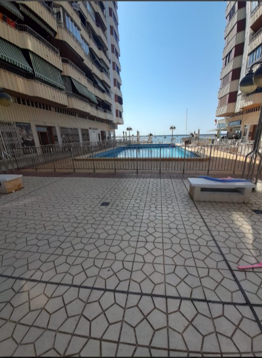 MAGNÍFICA VIVIENDA EN PRIMERA LÍNEA DE PLAYA CON TERRAZA Y GARAJE PRIVADO