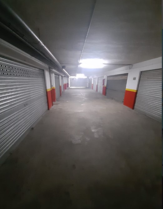 STORSLÅET STRANDEJENDOM MED TERRASSE OG PRIVAT GARAGE