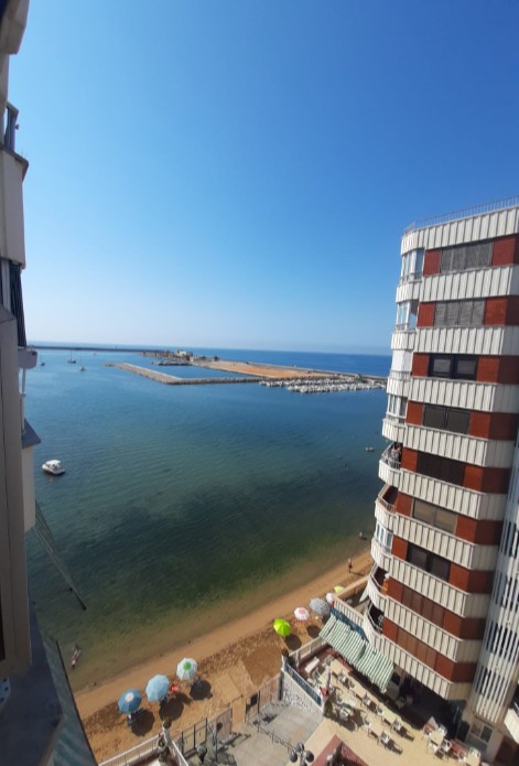 MAGNÍFICA VIVIENDA EN PRIMERA LÍNEA DE PLAYA CON TERRAZA Y GARAJE PRIVADO