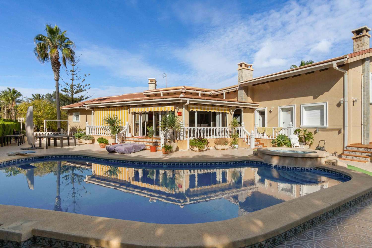 EXCLUSIVE LUXURY VILLA IN CABO ROIG WITH PRIVATE GARDEN AND SOUTH ORIENTATION