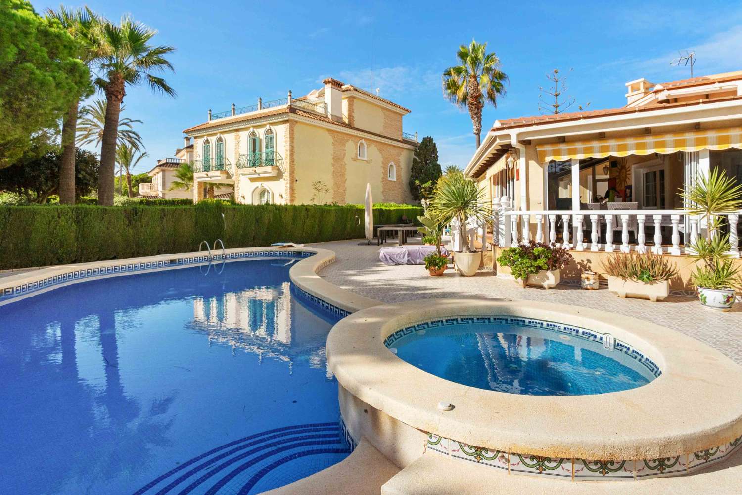 VILLA DE LUXE EXCLUSIVE À CABO ROIG AVEC JARDIN PRIVÉ ET ORIENTATION SUD