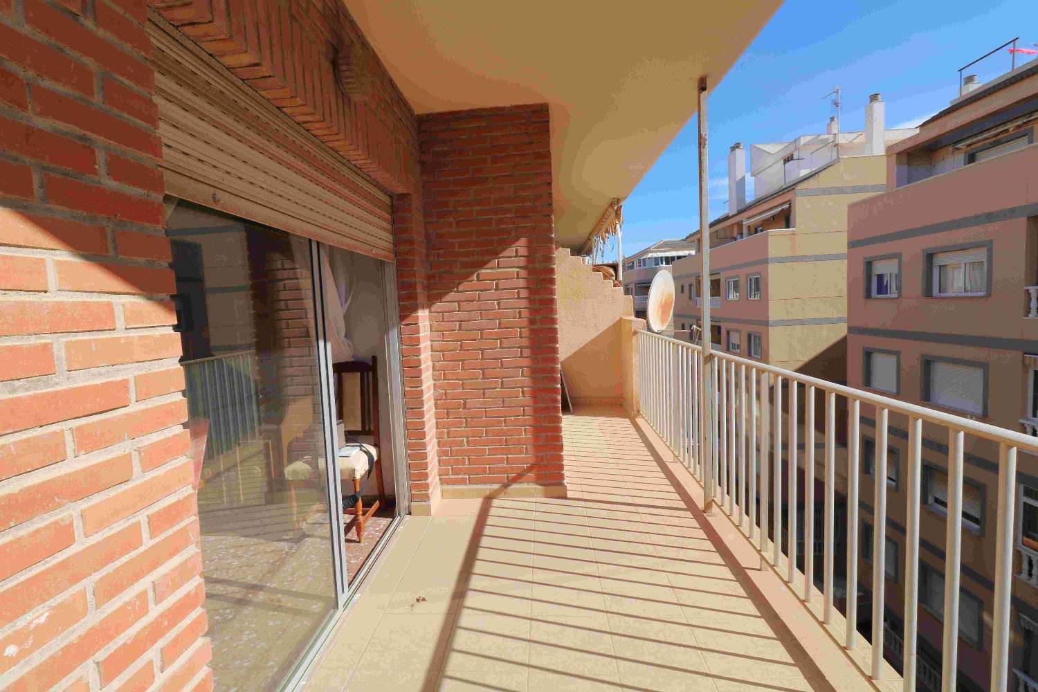 "RUIM APPARTEMENT IN TORREVIEJA: SLECHTS 200 METER VAN HET STRAND!"