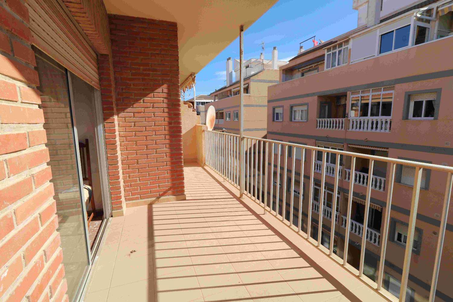 "SPACIOUS APARTMENT IN TORREVIEJA: ONLY 200 METERS FROM THE BEACH!"