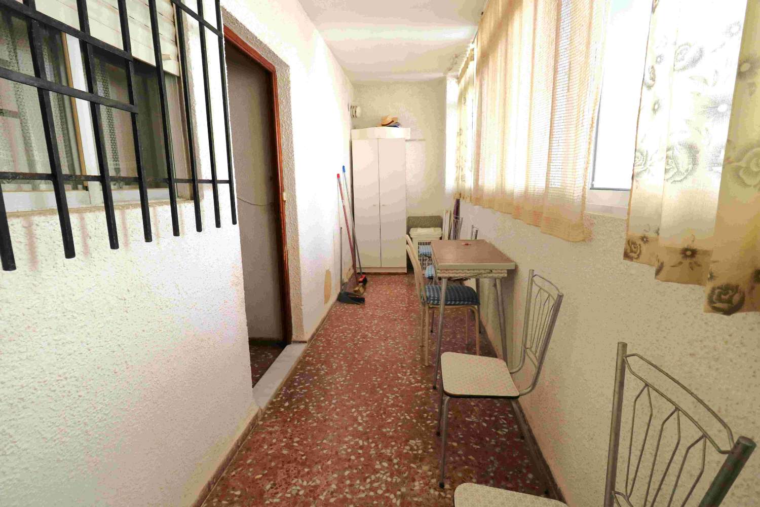 "RUIM APPARTEMENT IN TORREVIEJA: SLECHTS 200 METER VAN HET STRAND!"