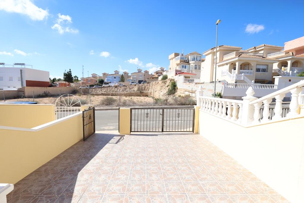 VILLA JUMELÉE AVEC JARDIN, TERRASSES ET PISCINE DANS UNE URBANISATION PRIVÉE