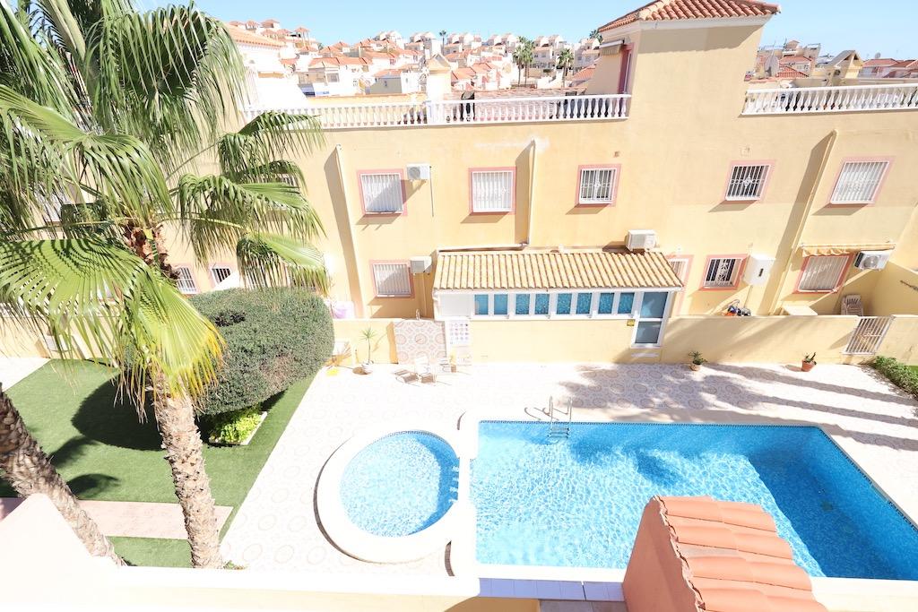 VILLA JUMELÉE AVEC JARDIN, TERRASSES ET PISCINE DANS UNE URBANISATION PRIVÉE