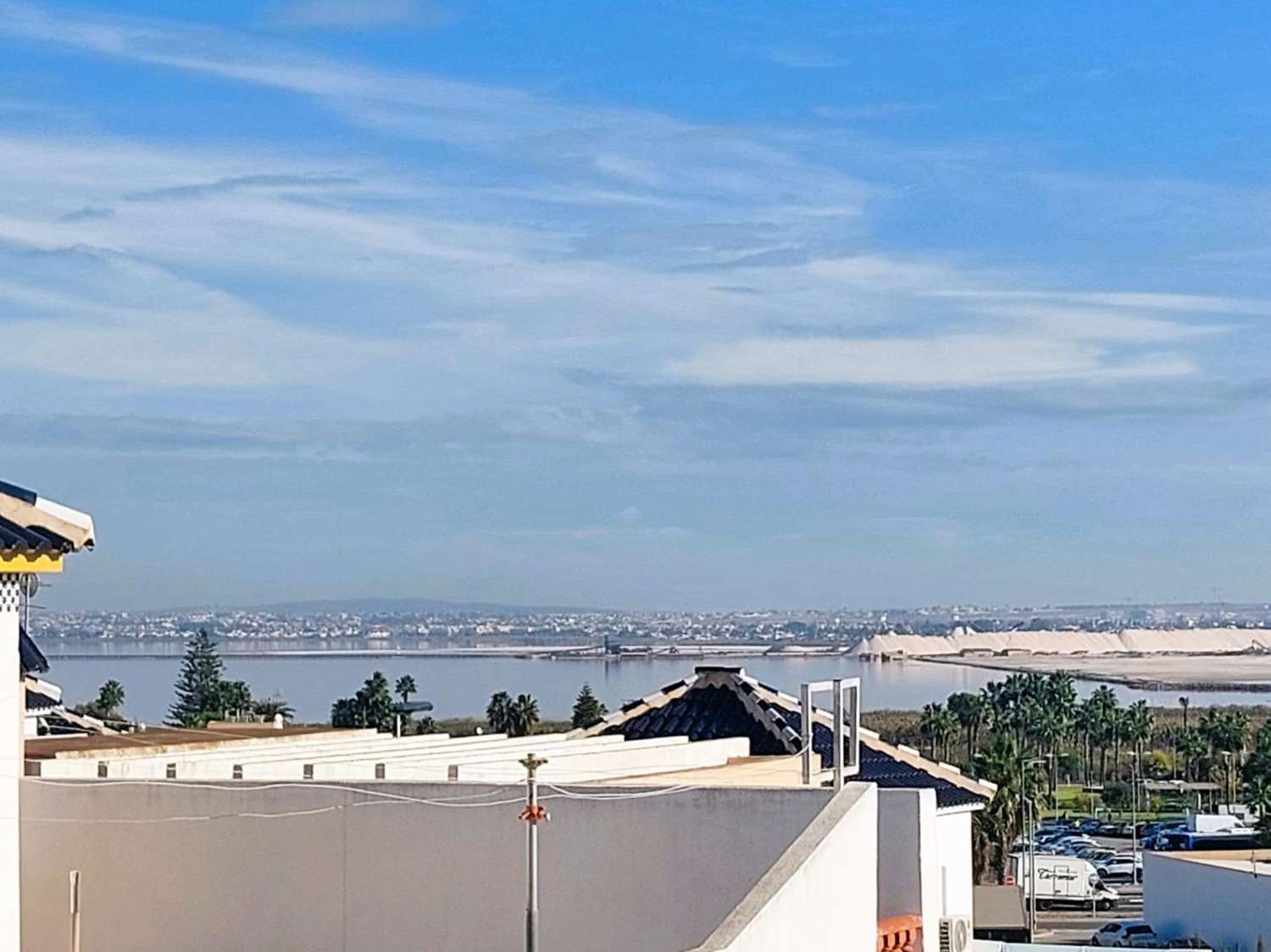 ADOSADO EN EXCELENTE ESTADO EN LOS BALCONES, CON AMPLIAS TERRAZAS Y PISCINA COMUNITARIA A SOLO 2 KM DEL MAR