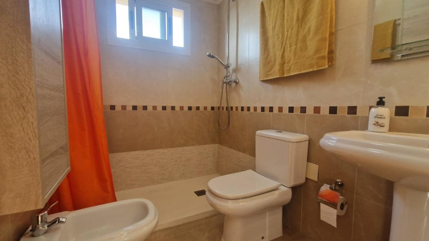 AMPIO DUPLEX, 3 CAMERE DA LETTO, 2 BAGNI, SOLARIUM, GARAGE, PISCINA, A LOS MONTESINOS